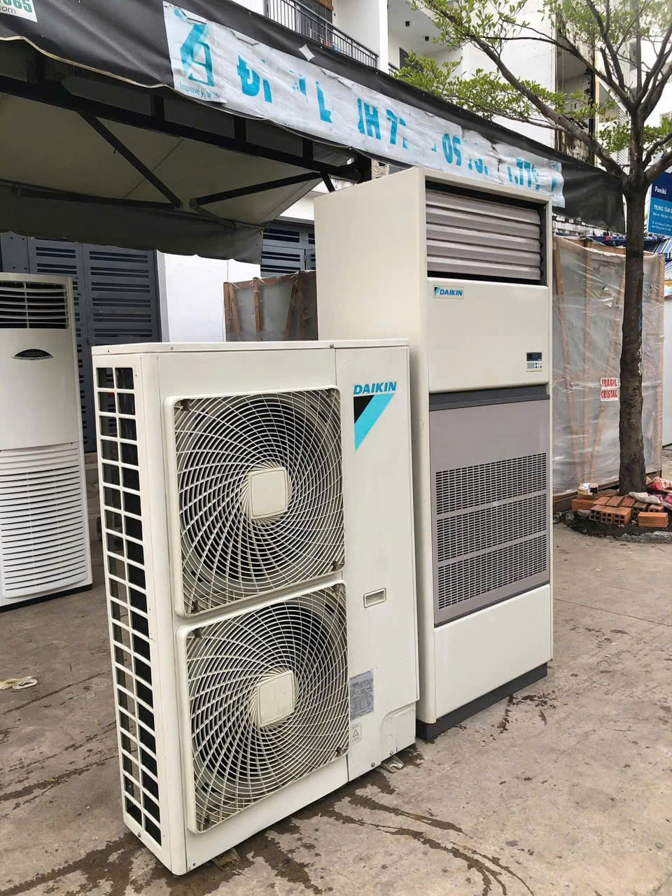 z6807702805719_d32224a55a4f0ad526a823166e61e581 làm lạnh nhanh, vận hành mạnh mẽ, phù hợp showroom, nhà xưởng, văn phòng lớn. Zin 100%, mới 90%, bảo hành rõ ràng.